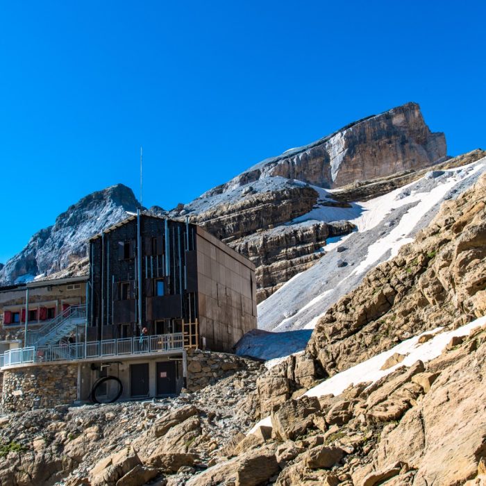 Le refuge des Sarradets ou de la Brèche au pied de la brèche de Roland dans le cirque de Gavarnie